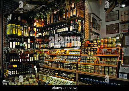 Conti Stefano, interno del Mercato Centrale di San Lorenzo di Firenze, Toscana, Italia, Europa Foto Stock