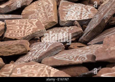 Mani pietre con "Om mani padme humâ mantra inscritto - regione di Tso Kar, Rupshu, Changtang, Ladakh, Jammu e Kashmir India Foto Stock