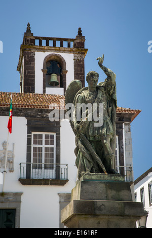 San Michele statua sotto la camara Edificio Comunale - City Hall, Ponta Delgada, isola Sao Miguel, Azzorre, Portogallo Foto Stock