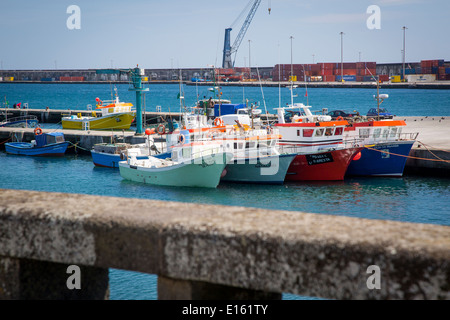 Coloratissime barche di pescatori lungo la banchina a Ponta Delgada, isola Sao Miguel, Azzorre, Portogallo Foto Stock
