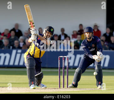 Chelmsford, Regno Unito. 23 Maggio, 2014. Jacques Rudolph orologi il viaggio a sfera al confine come wicket keeper James Foster si affaccia su durante la Natwest T20 Blast match tra Essex aquile e Glamorgan presso la contea di Essex Cround Credito: Azione Sport Plus/Alamy Live News Foto Stock