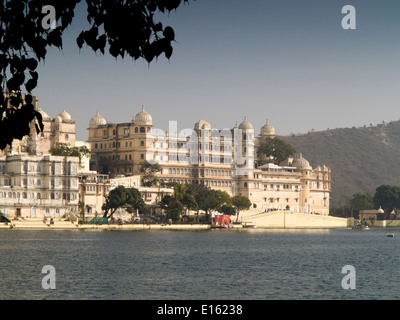 India Rajasthan, Udaipur, palazzo della città sul lago Pichola shore Foto Stock