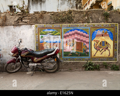 India Rajasthan, Udaipur, Chandpole, Hero Honda Moto appoggiata contro la parete colorata pittura Foto Stock