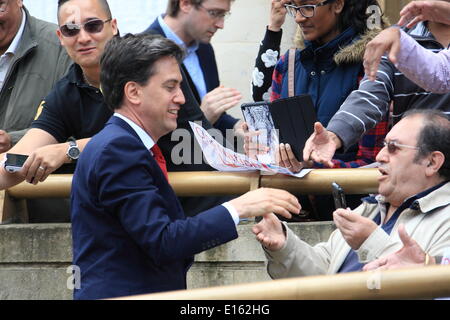 Ilford, Regno Unito. 23 Maggio, 2014. Leader laburista Ed Miliband visite Ilford per congratularmi con locali consiglieri del lavoro dopo aver vinto il controllo di Redbridge Consiglio per la prima volta nella loro 50 anni di storia. Credito: Hot Shots/Alamy Live News Foto Stock