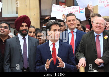 Ilford, Regno Unito. 23 Maggio, 2014. Leader laburista Ed Miliband visite Ilford per congratularmi con locali consiglieri del lavoro dopo aver vinto il controllo di Redbridge Consiglio per la prima volta nella loro 50 anni di storia. Credito: Hot Shots/Alamy Live News Foto Stock