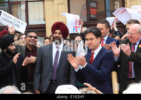 Ilford, Regno Unito. 23 Maggio, 2014. Leader laburista Ed Miliband visite Ilford per congratularmi con locali consiglieri del lavoro dopo aver vinto il controllo di Redbridge Consiglio per la prima volta nella loro 50 anni di storia. Credito: Hot Shots/Alamy Live News Foto Stock