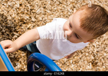Toddle ragazzo giocando nel parco. Foto Stock