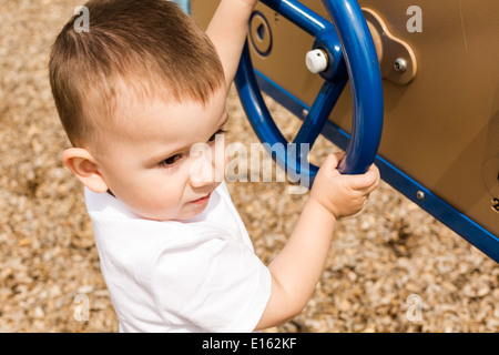 Toddle ragazzo giocando nel parco. Foto Stock