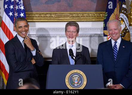 Washington, DC, Stati Uniti d'America. 23 Maggio, 2014. Stati Uniti Il presidente Barack Obama (L) e il Vice Presidente Joe Biden (R) partecipare alla nomina di corrente Reparto di Albergare e Sviluppo urbano (HUD) Segretario Shaun Donovan (C) come capo dell'Ufficio di gestione e di bilancio, e San Antonio Sindaco Julian Castro (non in foto) per condurre HUD, nella Casa Bianca a Washington DC, 23 maggio 2014. Credito: Yin Bogu/Xinhua/Alamy Live News Foto Stock