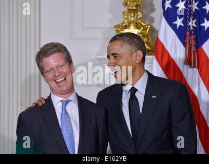 Washington, DC, Stati Uniti d'America. 23 Maggio, 2014. Stati Uniti Il presidente Barack Obama (R) ridere con corrente Reparto di Albergare e Sviluppo urbano (HUD) Segretario Shaun Donovan durante la nomina di Donovan come capo dell'Ufficio di gestione e di bilancio, e San Antonio Sindaco Julian Castro per condurre HUD, nella Casa Bianca a Washington DC, 23 maggio 2014. Credito: Yin Bogu/Xinhua/Alamy Live News Foto Stock