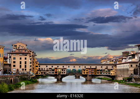 Egli Ponte Vecchio è un arco medievale Ponte sopra il fiume Arno, a Firenze, Italia Foto Stock