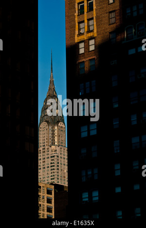 Il Chrysler Building visto attraverso altri due edifici di sunrise, Manhattan NYC Foto Stock