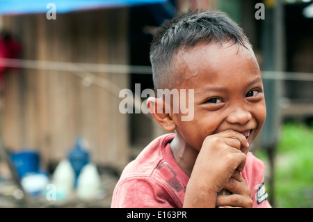 Ragazzo in villaggio in Barangay Bading, Butuan, Filippine Foto Stock