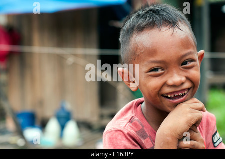 Ragazzo in villaggio in Barangay Bading, Butuan, Filippine Foto Stock