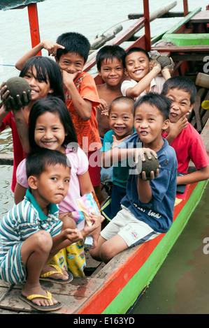 I bambini in villaggio in Barangay Bading, Butuan, Filippine Foto Stock