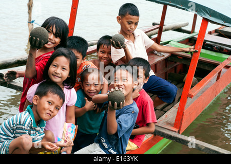 I bambini in villaggio in Barangay Bading, Butuan, Filippine Foto Stock