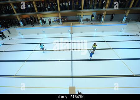 Parigi, Francia. 23 Maggio, 2014. Relazione Molitor Piscina, Parigi, Francia. 23 Maggio, 2014. Noi giocatori di tennis Serena Williams (L) e della Spagna per il giocatore di tennis Rafael Nadal sono raffigurati lo scambio di sfere su un campo da tennis impostato in una piscina presso il lusso Molitor complesso con piscina a Parigi come parte di un Nike tennis credito promozione: Azione Plus sport/Alamy Live News Foto Stock