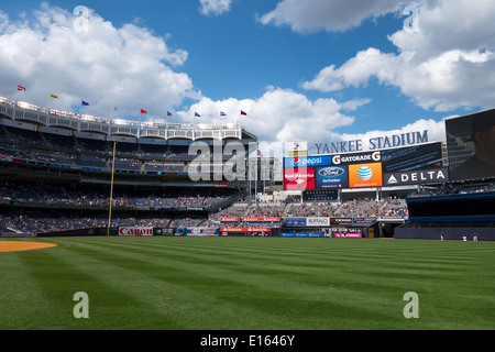 Lo Yankee Stadium, casa dei New York Yankees di baseball MLB team, si trova nel Bronx, New York, Stati Uniti d'America. Foto Stock