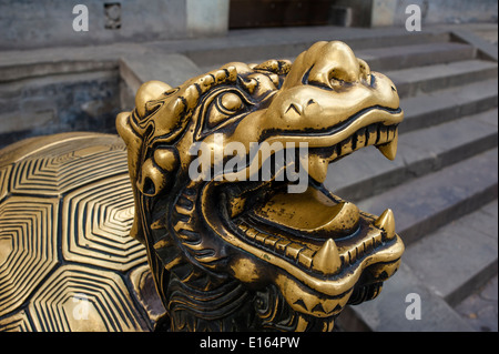 Tartaruga in bronzo al parco Beihai, Pechino Foto Stock