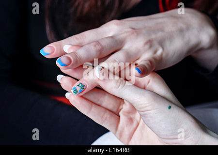 Il processo di creazione di un salone di manicure spa closeup shot Foto Stock