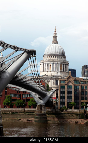 St Pauls Cathedral e il Millennium Bridge visto dalla riva sud del fiume Tamigi Foto Stock