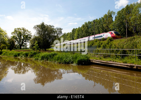 Vergine treno pendolino sulla linea principale della costa occidentale a Long Buckby Wharf, Northamptonshire, England, Regno Unito Foto Stock