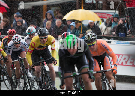 Aberystwyth, Wales, Regno Unito. 23 Maggio, 2014. Tour leader e campione olimpionico, Ed Clancy MBE negozia la stretta curva sul rettilineo di finitura sotto la pioggia durante il Pearl Izumi Tour stadio serie 4 mantenuto a Aber Cyclefest, Aberystywyth, UK Credit: Jon Freeman/Alamy Live News Foto Stock