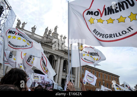 Roma, Italia. 23 Maggio, 2014. Messa finale-riunione del Movimento 5 Stelle in Piazza San Giovanni a Roma. Credito: Davvero Facile Star/Alamy Live News Foto Stock