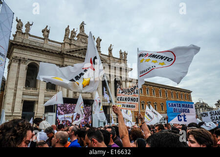 Roma, Italia. 23 Maggio, 2014. Messa finale-riunione del Movimento 5 Stelle in Piazza San Giovanni a Roma. Credito: Davvero Facile Star/Alamy Live News Foto Stock