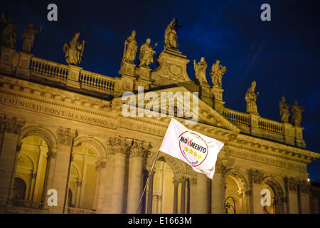 Roma, Italia. 23 Maggio, 2014. Messa finale-riunione del Movimento 5 Stelle in Piazza San Giovanni a Roma. Credito: Davvero Facile Star/Alamy Live News Foto Stock