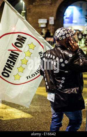 Roma, Italia. 23 Maggio, 2014. Messa finale-riunione del Movimento 5 Stelle in Piazza San Giovanni a Roma. Credito: Davvero Facile Star/Alamy Live News Foto Stock