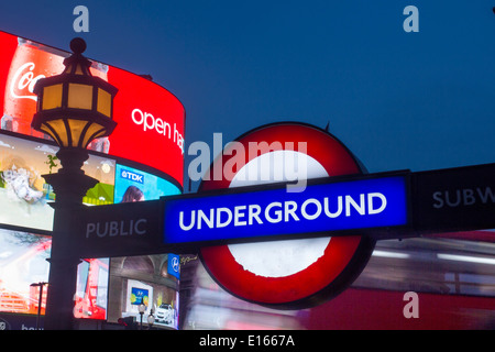 Piccadilly Circus Londra tubo segno sotterraneo e neon advert schermi pubblicitari board Londra Inghilterra REGNO UNITO Foto Stock