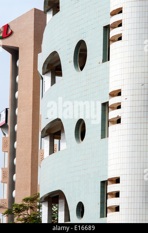 Architettura moderna in Avenue Kwame Nkruma, Ouagadougou, Burkina Faso Foto Stock