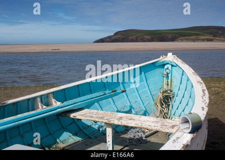 Barca da pesca con la bassa marea Newport Pembrokeshire Wales UK Foto Stock