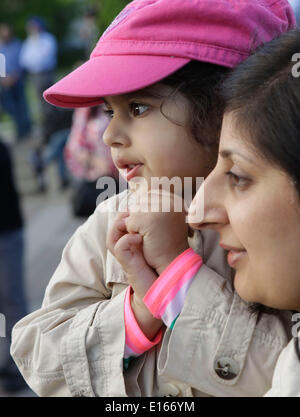 (140524) -- Vancouver (Canada), 23 maggio 2014 (Xinhua) -- Giovane partecipante accompagnato dal suo genitore presente alla veglia per commemorare il centenario della 'Komagata maru " tragedia nel Surrey, Canada, 23 maggio 2014. Centinaia di Indiani residenti partecipano in un lume di candela veglia il venerdì per commemorare il centenario della 'Komagata maru " tragedia di evocare l'attenzione sul problema del razzismo in Canada. Il 23 maggio 1914, il Komagata Maru, un Giapponese steamship, arrivati a Vancouver di Coal Harbour trasportare 376 passeggeri da India. Dopo aver trascorso due mesi all'ancoraggio, il governo ha rifiutato Foto Stock