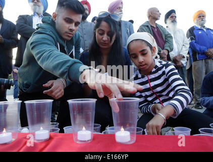 (140524) -- Vancouver (Canada), 23 maggio 2014 (Xinhua) -- i partecipanti consentono di alleggerire in su candele alla veglia per commemorare il centenario della 'Komagata maru " tragedia nel Surrey, Canada, 23 maggio 2014. Centinaia di Indiani residenti partecipano in un lume di candela veglia il venerdì per commemorare il centenario della 'Komagata maru " tragedia di evocare l'attenzione sul problema del razzismo in Canada. Il 23 maggio 1914, il Komagata Maru, un Giapponese steamship, arrivati a Vancouver di Coal Harbour trasportare 376 passeggeri da India. Dopo aver trascorso due mesi all'ancoraggio, il governo ha rifiutato di consentire Foto Stock
