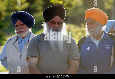 (140524) -- Vancouver (Canada), 23 maggio 2014 (Xinhua) -- residenti indiano si riuniranno presso la veglia per commemorare il centenario della 'Komagata maru " tragedia nel Surrey, Canada, 23 maggio 2014. Centinaia di Indiani residenti partecipano in un lume di candela veglia il venerdì per commemorare il centenario della 'Komagata maru " tragedia di evocare l'attenzione sul problema del razzismo in Canada. Il 23 maggio 1914, il Komagata Maru, un Giapponese steamship, arrivati a Vancouver di Coal Harbour trasportare 376 passeggeri da India. Dopo aver trascorso due mesi all'ancoraggio, il governo si è rifiutato di consentire ai suoi passeggeri Foto Stock