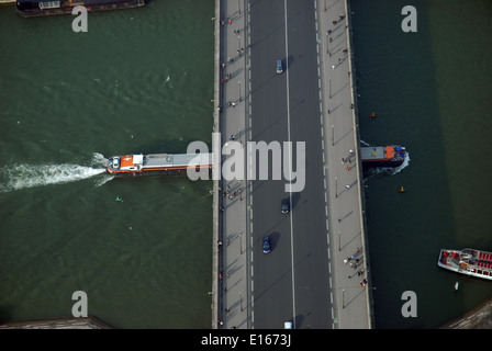 Vista del barcone sul Fiume Senna andare sotto un ponte, Eiffel, Tower, Paris, Francia. Foto Stock