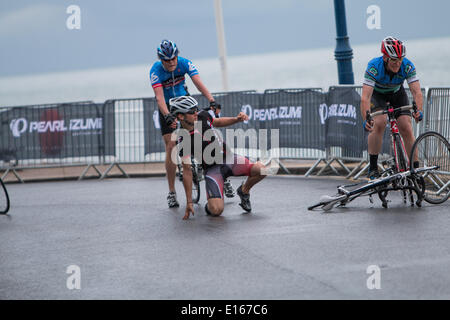 Aberystwyth, Wales, Regno Unito. 23 Maggio, 2014. Condizioni scivolose causare problemi per i piloti durante Aber Cyclefest. Credito: Jon Freeman/Alamy Live News Foto Stock