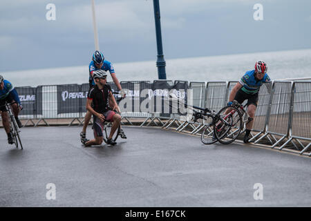 Aberystwyth, Wales, Regno Unito. 23 Maggio, 2014. Condizioni scivolose causare problemi per i piloti durante Aber Cyclefest. Credito: Jon Freeman/Alamy Live News Foto Stock