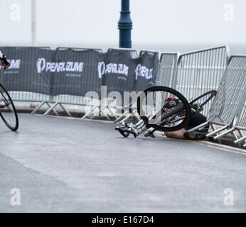 Aberystwyth, Wales, Regno Unito. 23 Maggio, 2014. Condizioni scivolose causare problemi per i piloti durante Aber Cyclefest. Credito: Jon Freeman/Alamy Live News Foto Stock