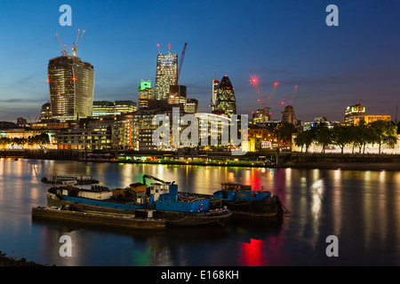 Vista notte oltre il Tamigi a Londra per la città con numerosi nuovi grattacieli Foto Stock
