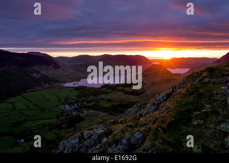 Il sole sorge su Crummock acqua da alta Snockrigg, Lake District Foto Stock