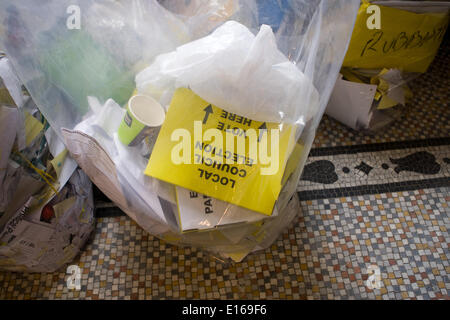 Belfast, Regno Unito 23 maggio 2014. Elezione sign in plastica trasparente sacco della spazzatura Credito: Bonzo Alamy/Live News Foto Stock