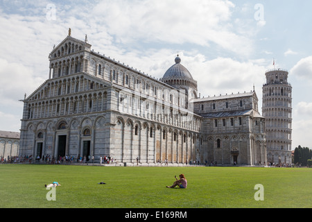 La Cattedrale di Pisa e la Torre Pendente di Pisa, in Piazza dei Miracoli a Pisa, Italia, con la folla di turisti passeggiare intorno a. Foto Stock