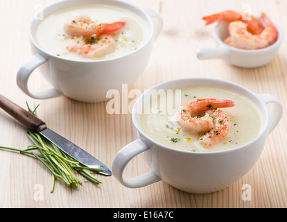 Minestra di crema con asparagi e gamberetti Foto Stock