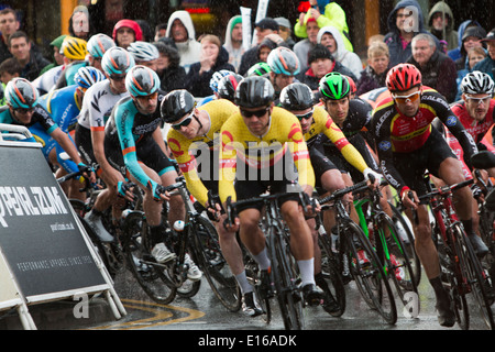 I piloti in lotta tra di loro e le condizioni atmosferiche durante la perla Izumi Tour round della serie 4 a Aberystwyth, Regno Unito Foto Stock