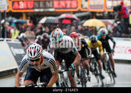 I piloti in lotta tra di loro e le condizioni atmosferiche durante la perla Izumi Tour round della serie 4 a Aberystwyth, Regno Unito Foto Stock