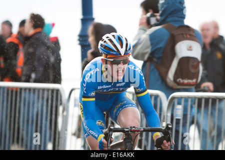 Un pilota dal team Metaltek-Kuota rende la luce delle condizioni di bagnato in Pearl Izumi Tour round della serie 4 in Aberystwyth, Regno Unito Foto Stock