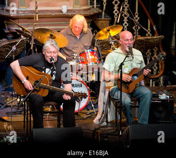 Foto da: Charlie Bryan Picture :Worcester REGNO UNITO : Fairport Convention, Simon Nicol,Dave Pegg,Gerry Conway,Chris Leslie e Ric Sanders,eseguendo in Worcesters Huntington Hall, durante la loro 'semi Acoustic Tour del Regno Unito". Data 23/05/2014 Ref: Foto Stock